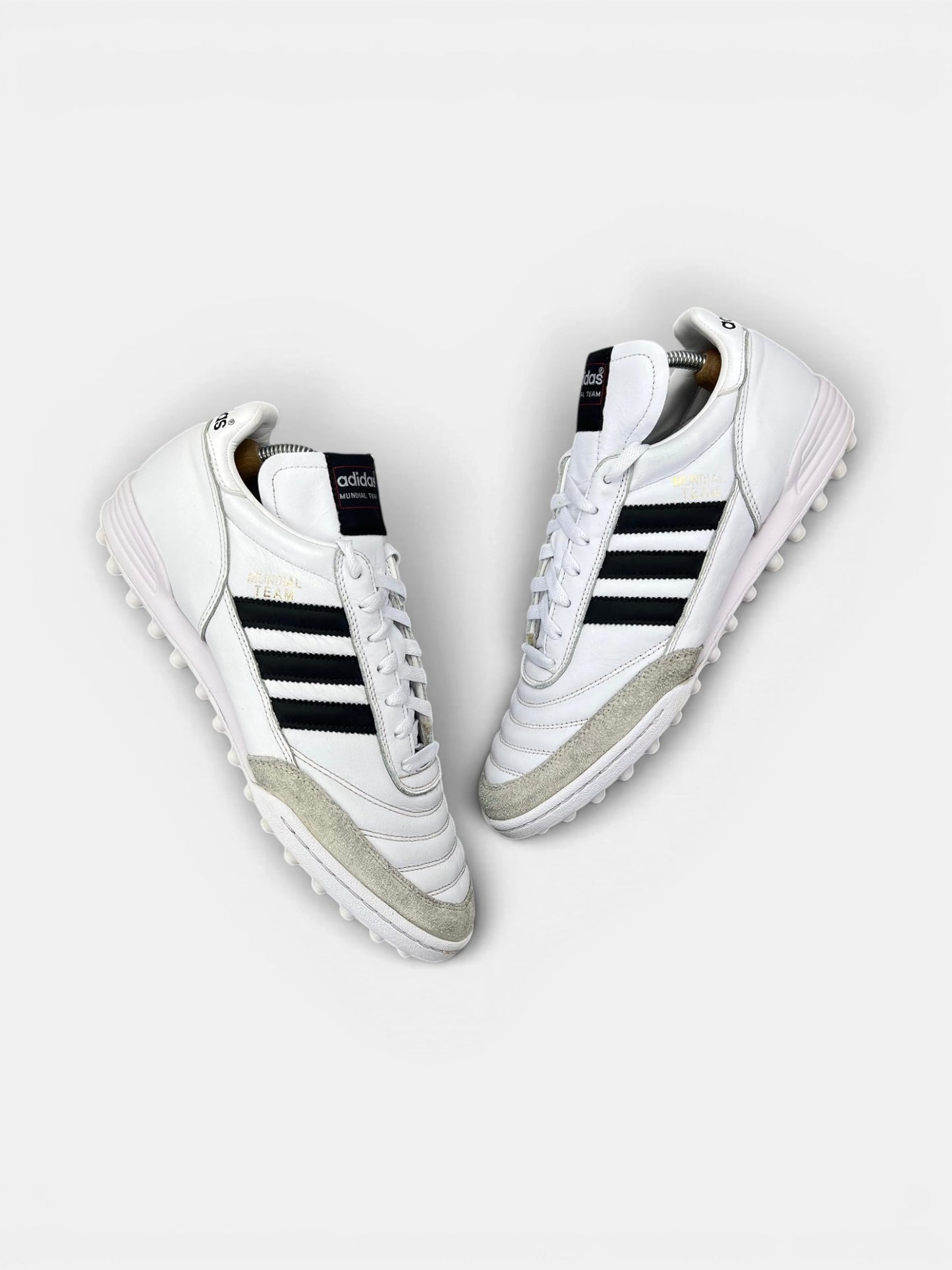 Adidas Mundial Team — buty sportowe męskie w bardzo dobrym stanie rozmiar 43 1/3, widok z góry na zewnętrzną stronę butów