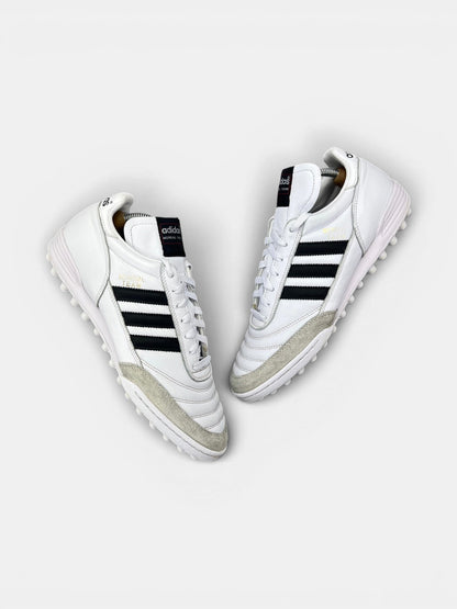 Adidas Mundial Team — buty sportowe męskie w bardzo dobrym stanie rozmiar 43 1/3, widok z góry na zewnętrzną stronę butów