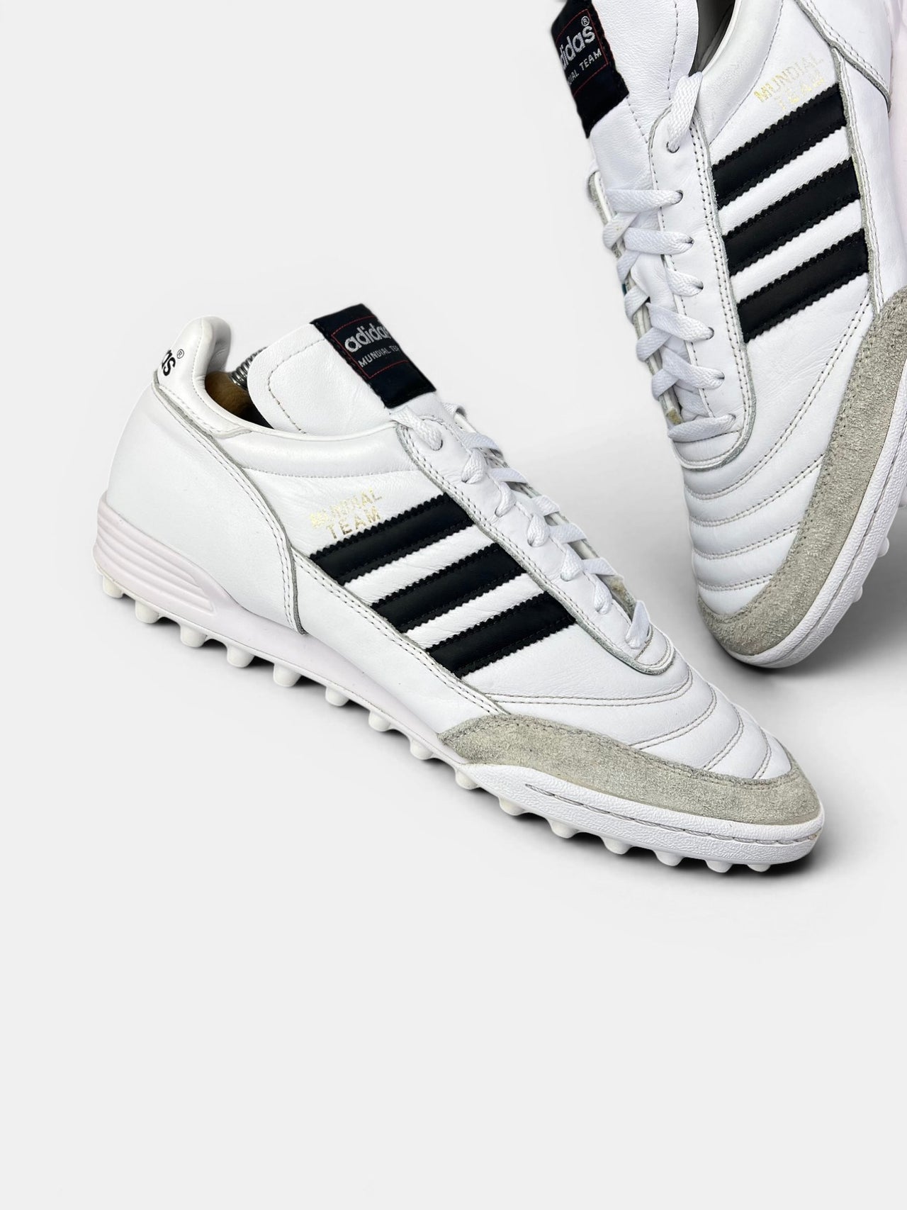 Adidas Mundial Team — buty sportowe męskie w bardzo dobrym stanie rozmiar 43 1/3, zewnętrzny panel prawego buta