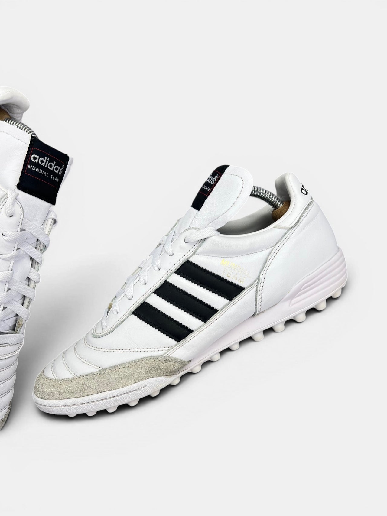 Adidas Mundial Team — buty sportowe męskie w bardzo dobrym stanie rozmiar 43 1/3, zewnętrzny panel lewego buta