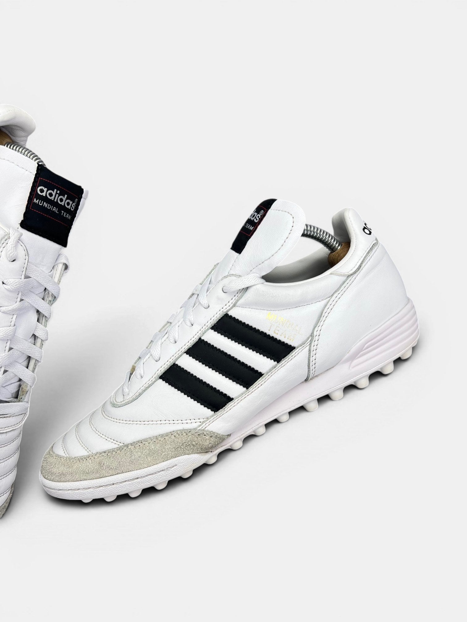 Adidas Mundial Team — buty sportowe męskie w bardzo dobrym stanie rozmiar 43 1/3, zewnętrzny panel lewego buta