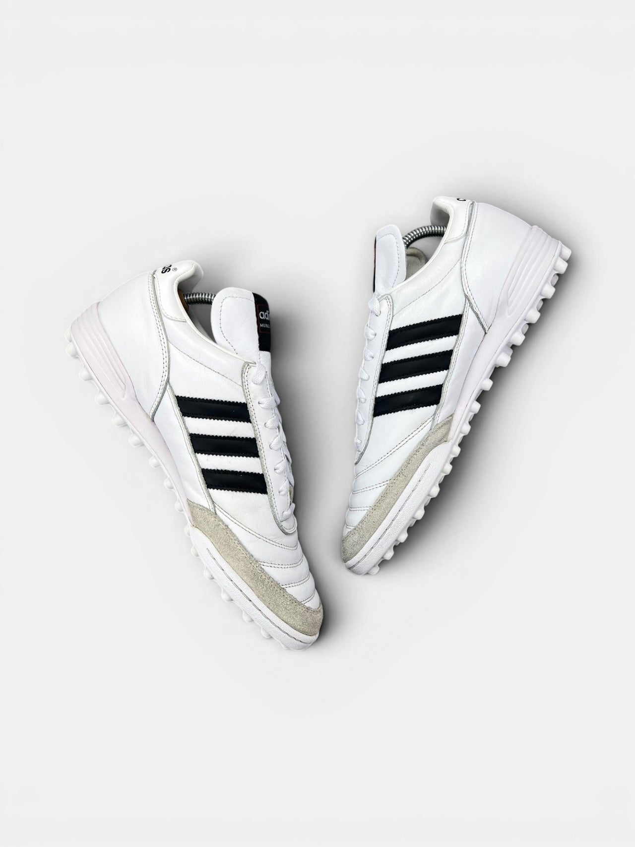 Adidas Mundial Team — buty sportowe męskie w bardzo dobrym stanie rozmiar 43 1/3, widok z góry na wewnętrzną stronę butów