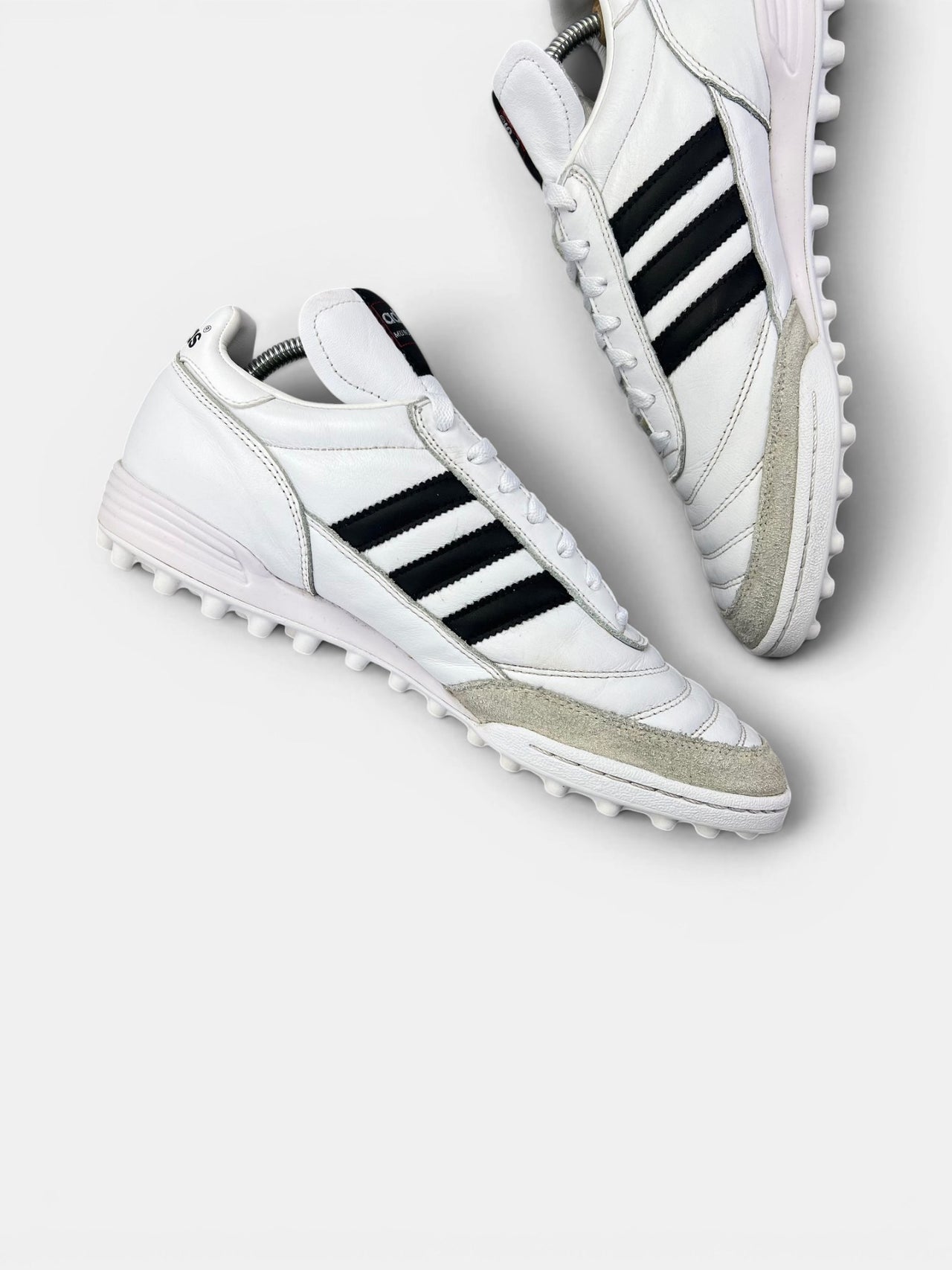 Adidas Mundial Team — buty sportowe męskie w bardzo dobrym stanie rozmiar 43 1/3, wewnętrzny panel lewego buta
