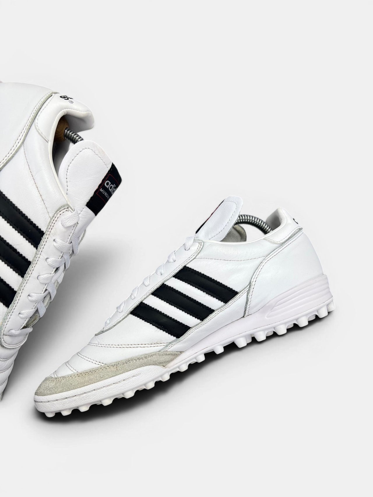 Adidas Mundial Team — buty sportowe męskie w bardzo dobrym stanie rozmiar 43 1/3, wewnętrzny panel prawego buta