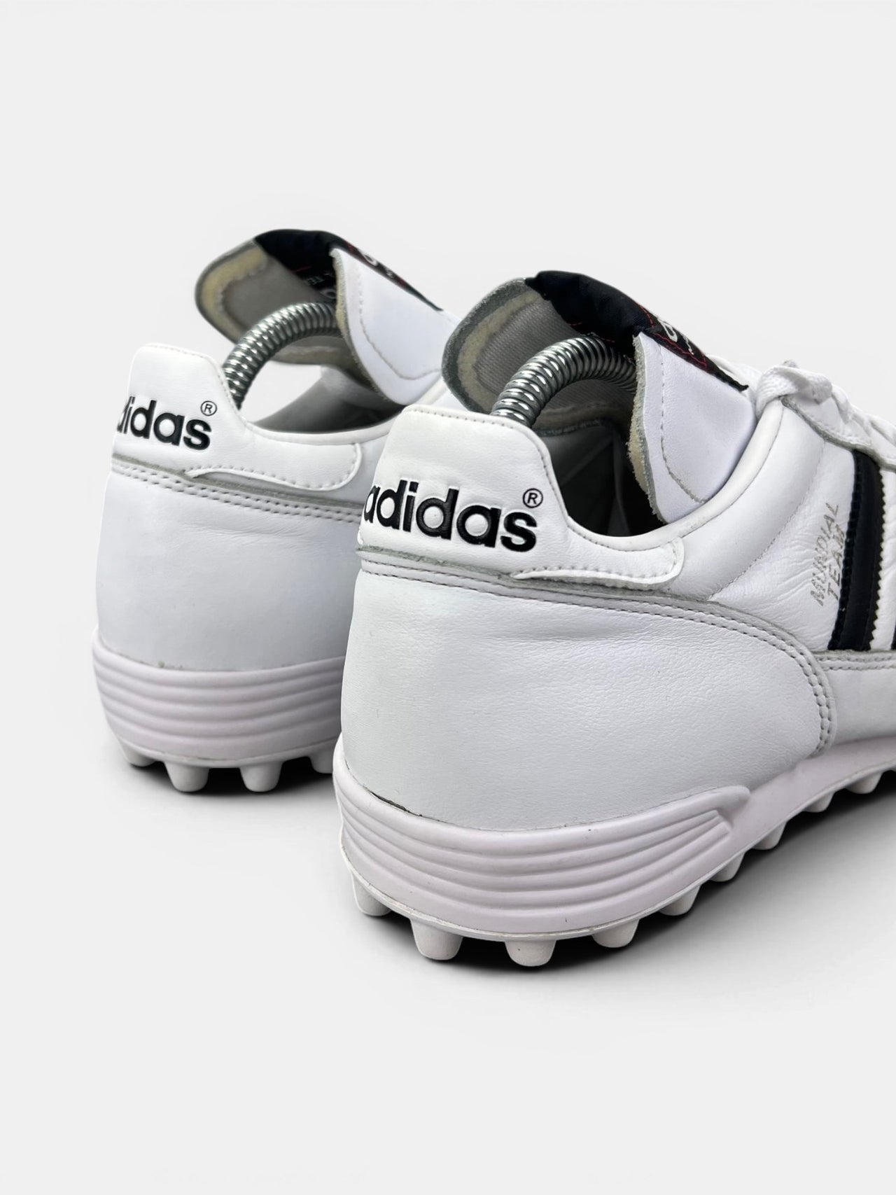 Adidas Mundial Team — buty sportowe męskie w bardzo dobrym stanie rozmiar 43 1/3, widok z tyłu