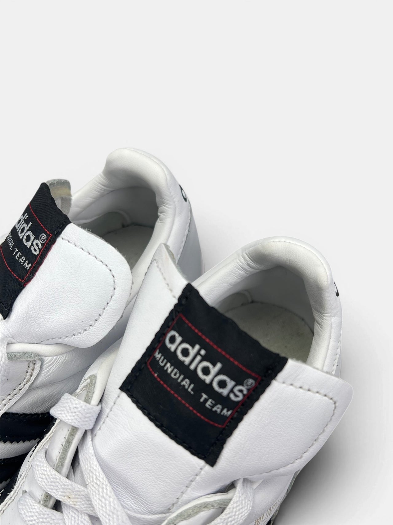 Adidas Mundial Team — buty sportowe męskie w bardzo dobrym stanie rozmiar 43 1/3, zapiętki butów