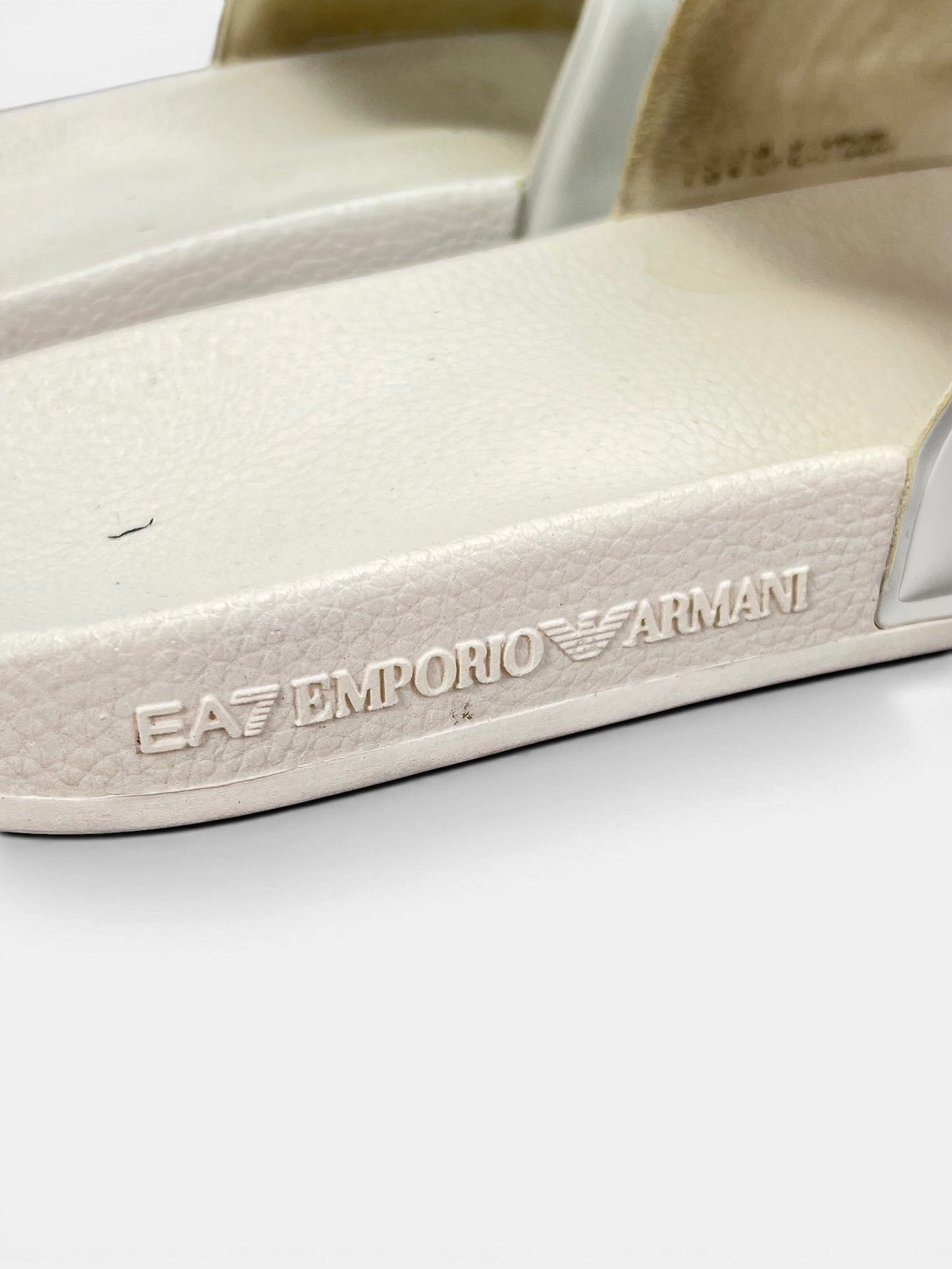Emporio Armani Klapki — klapki męskie w bardzo dobrym stanie rozmiar 44, widok z góry na zewnętrzną stronę butów