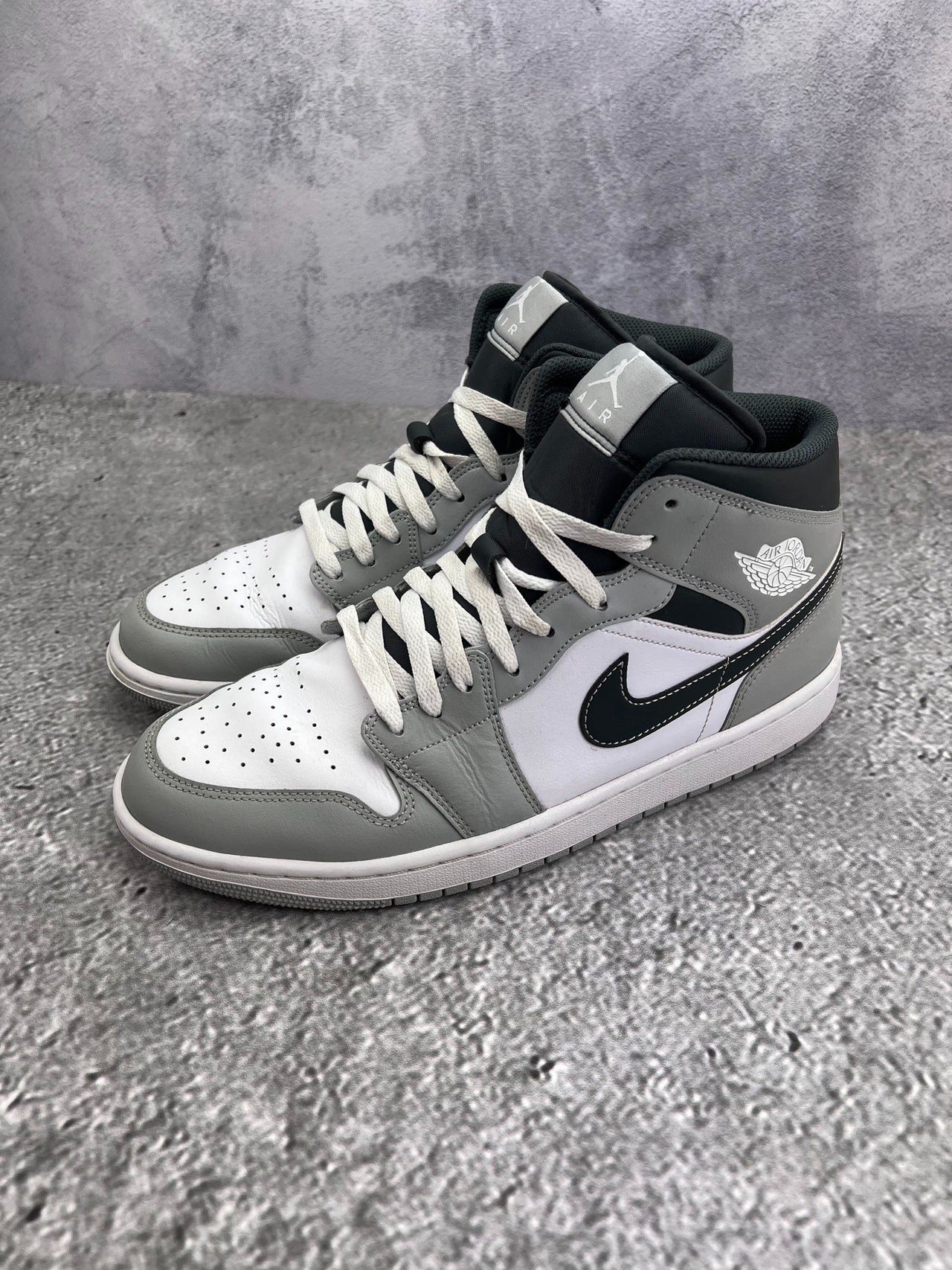 Jordan Air Jordan 1 Mid Light Smoke Grey — buty sportowe męskie w bardzo dobrym stanie rozmiar 44.5, widok z boku
