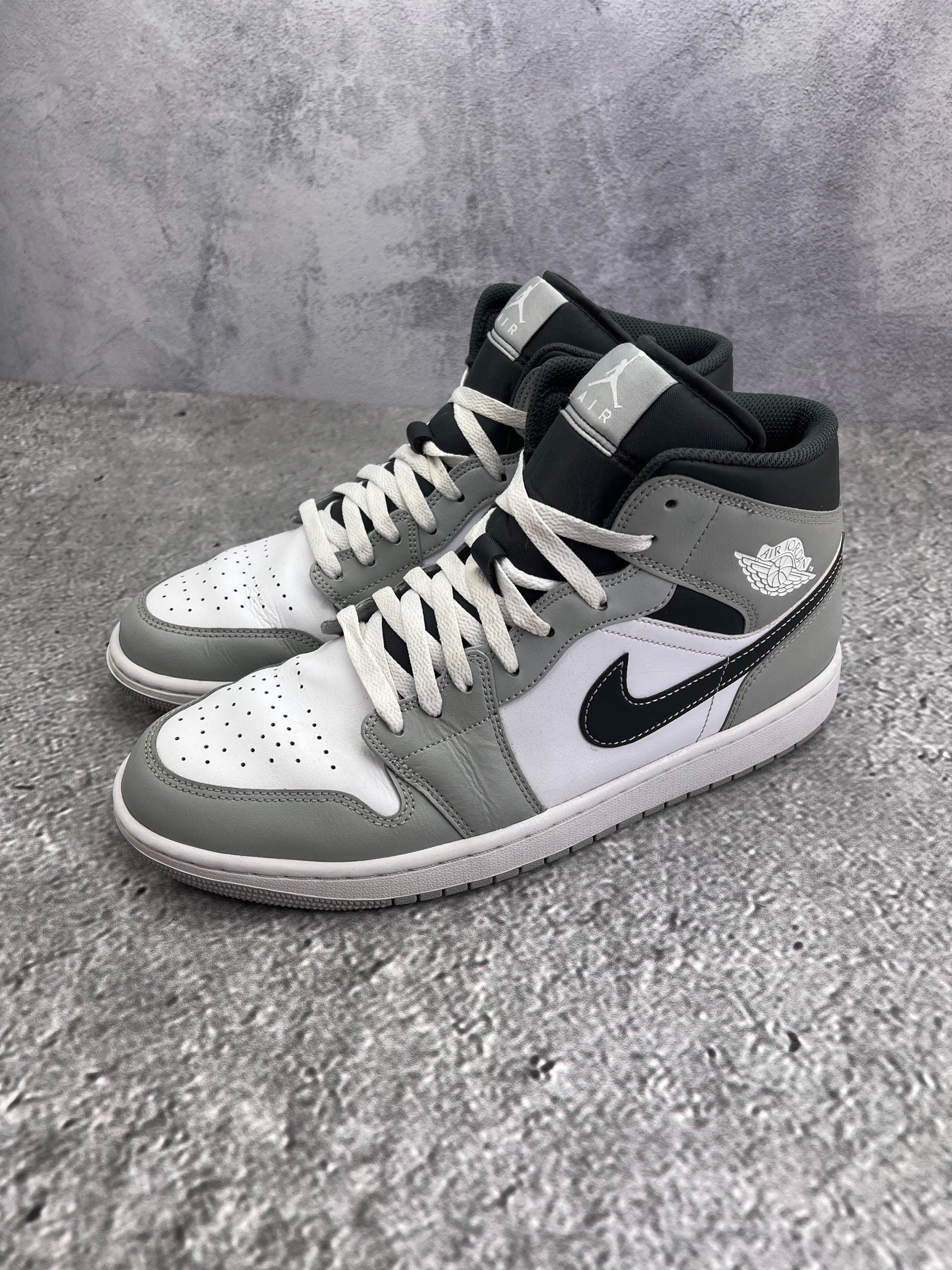 Jordan Air Jordan 1 Mid Light Smoke Grey — buty sportowe męskie w bardzo dobrym stanie rozmiar 44.5, widok z boku