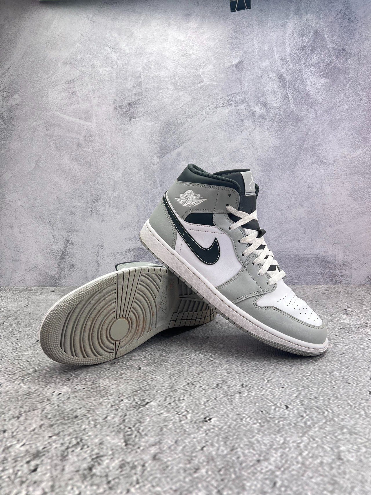 Jordan Air Jordan 1 Mid Light Smoke Grey — buty sportowe męskie w bardzo dobrym stanie rozmiar 44.5, boczny profil