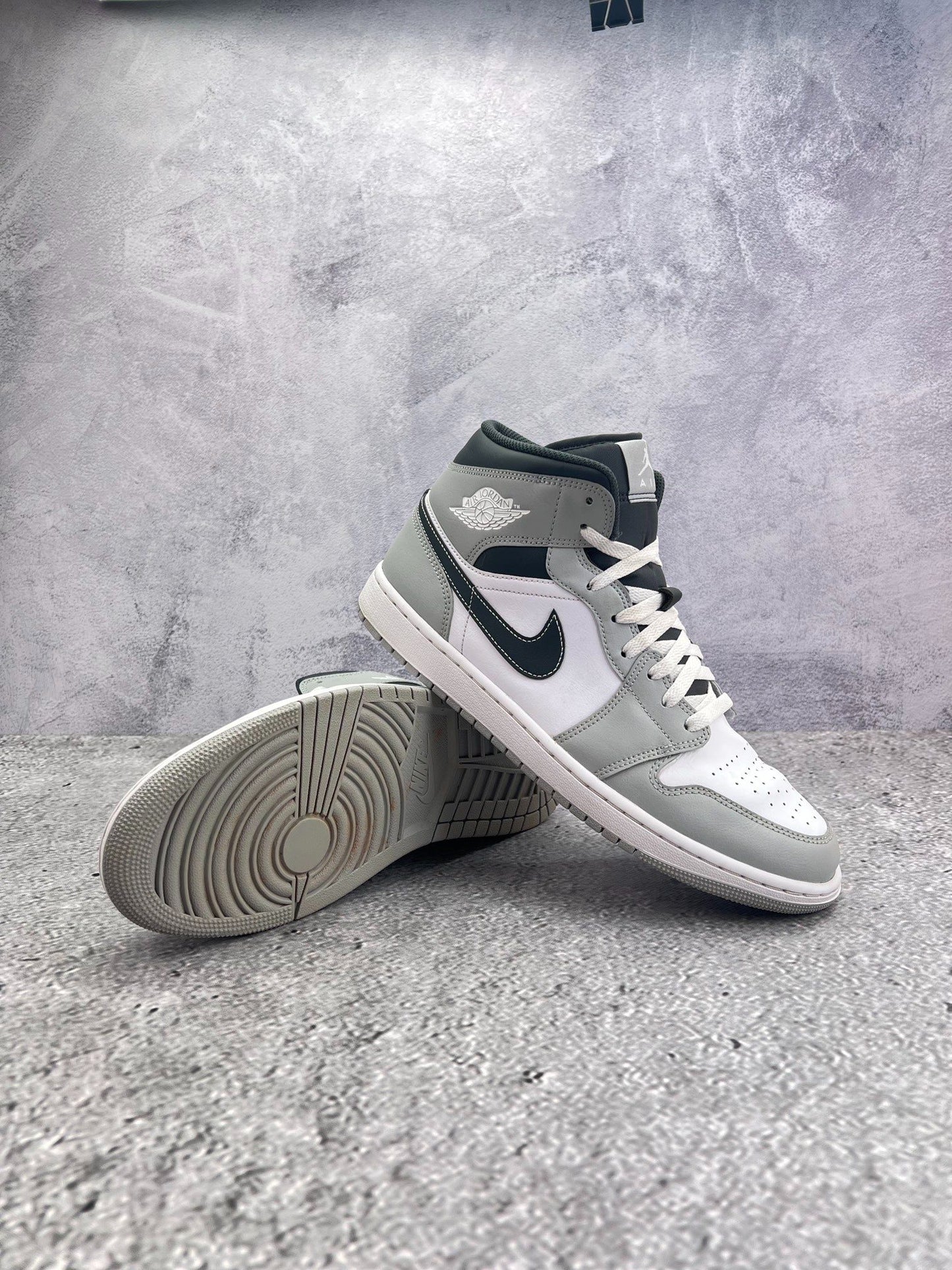 Jordan Air Jordan 1 Mid Light Smoke Grey — buty sportowe męskie w bardzo dobrym stanie rozmiar 44.5, boczny profil