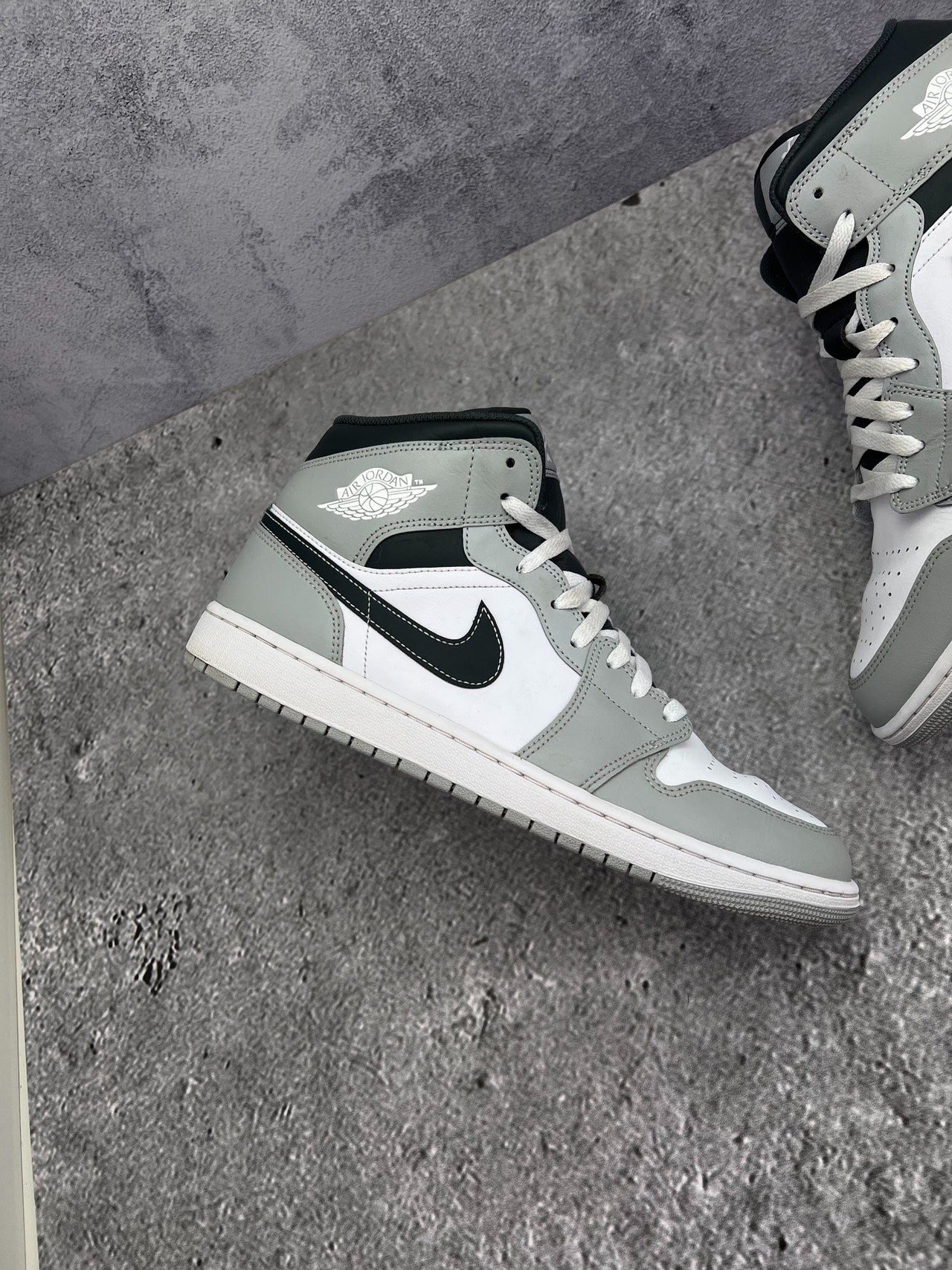 Jordan Air Jordan 1 Mid Light Smoke Grey — buty sportowe męskie w bardzo dobrym stanie rozmiar 44.5, widok z góry na zewnętrzną stronę butów