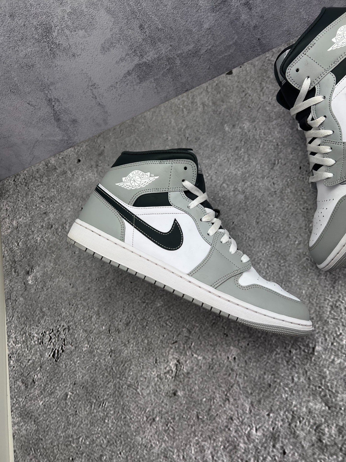 Jordan Air Jordan 1 Mid Light Smoke Grey — buty sportowe męskie w bardzo dobrym stanie rozmiar 44.5, widok z góry na zewnętrzną stronę butów