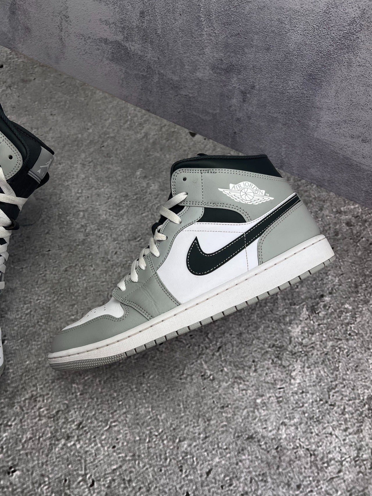 Jordan Air Jordan 1 Mid Light Smoke Grey — buty sportowe męskie w bardzo dobrym stanie rozmiar 44.5, zewnętrzny panel prawego buta