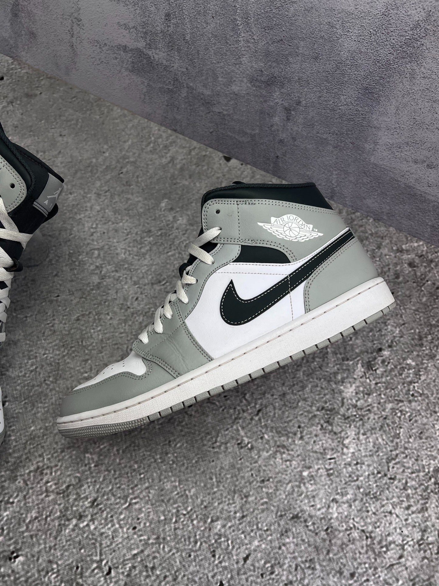 Jordan Air Jordan 1 Mid Light Smoke Grey — buty sportowe męskie w bardzo dobrym stanie rozmiar 44.5, zewnętrzny panel prawego buta
