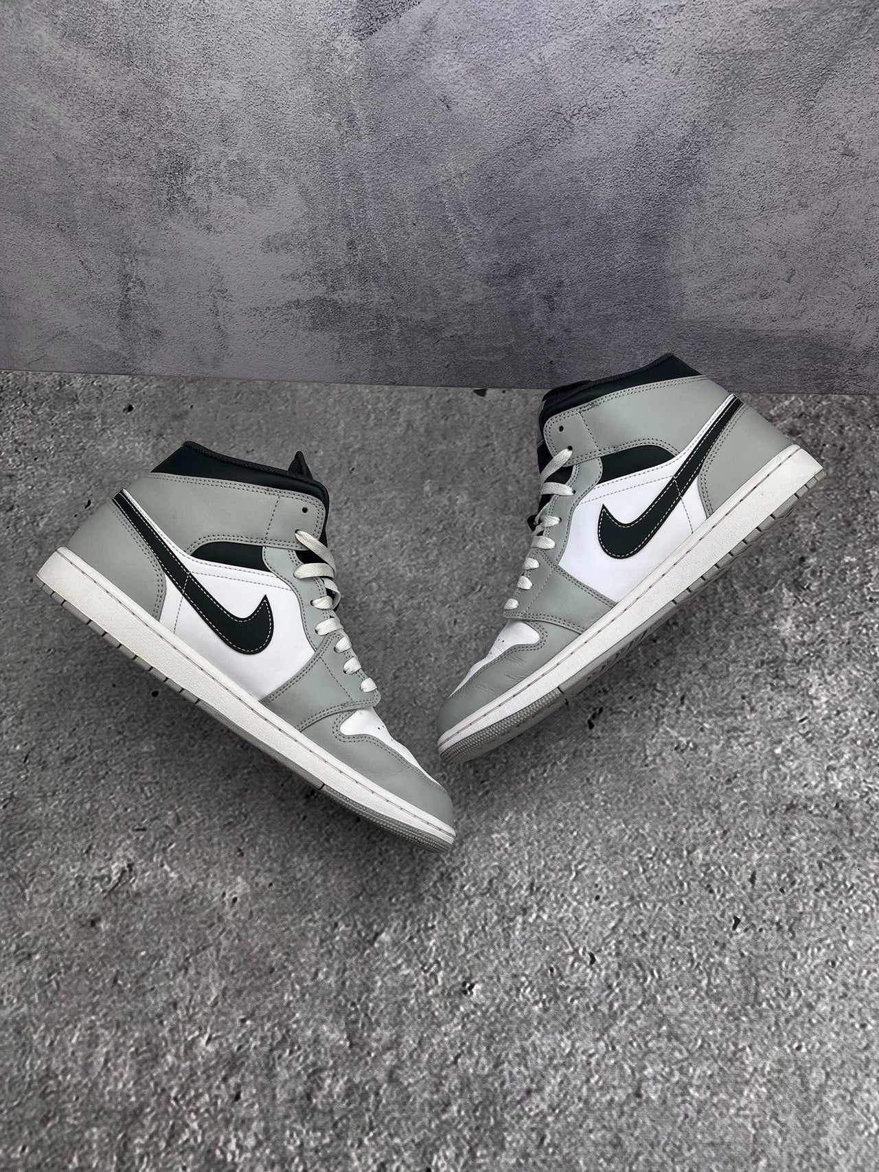 Jordan Air Jordan 1 Mid Light Smoke Grey — buty sportowe męskie w bardzo dobrym stanie rozmiar 44.5, zewnętrzny panel lewego buta