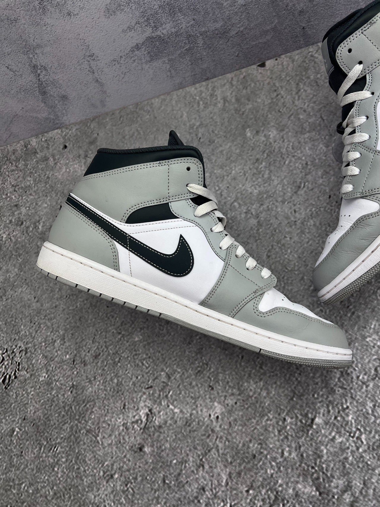 Jordan Air Jordan 1 Mid Light Smoke Grey — buty sportowe męskie w bardzo dobrym stanie rozmiar 44.5, widok z góry na wewnętrzną stronę butów