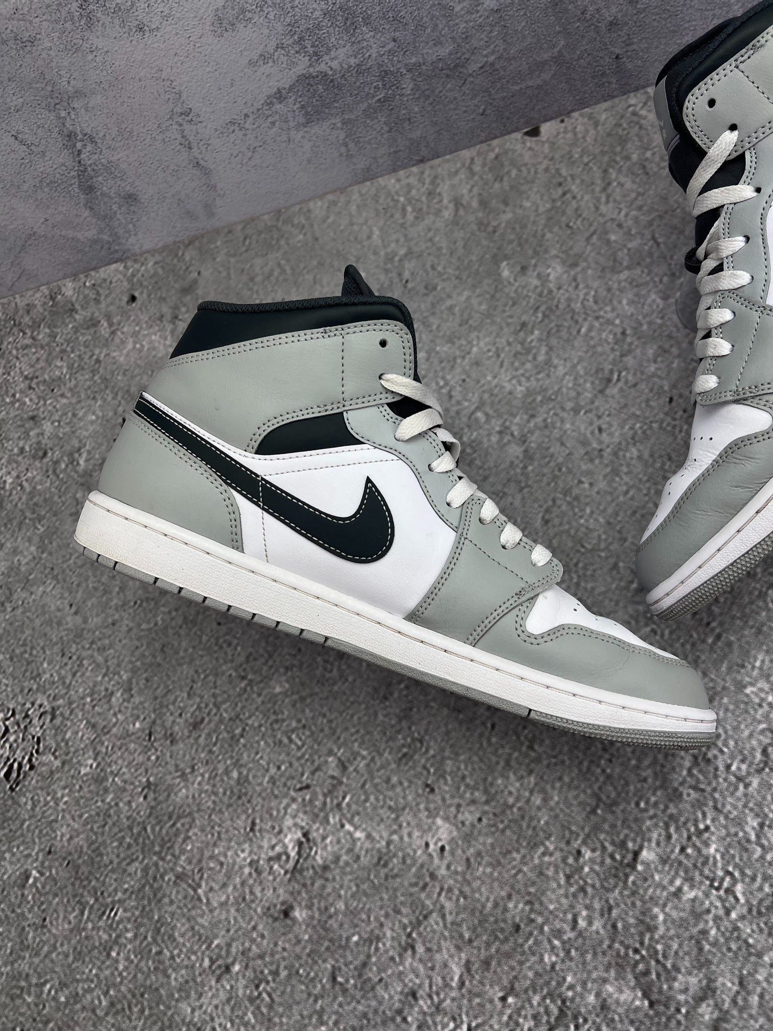 Jordan Air Jordan 1 Mid Light Smoke Grey — buty sportowe męskie w bardzo dobrym stanie rozmiar 44.5, widok z góry na wewnętrzną stronę butów