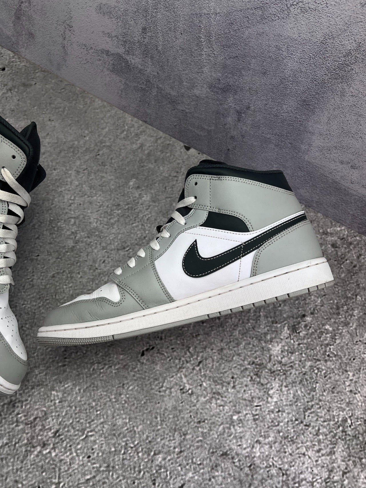 Jordan Air Jordan 1 Mid Light Smoke Grey — buty sportowe męskie w bardzo dobrym stanie rozmiar 44.5, wewnętrzny panel lewego buta