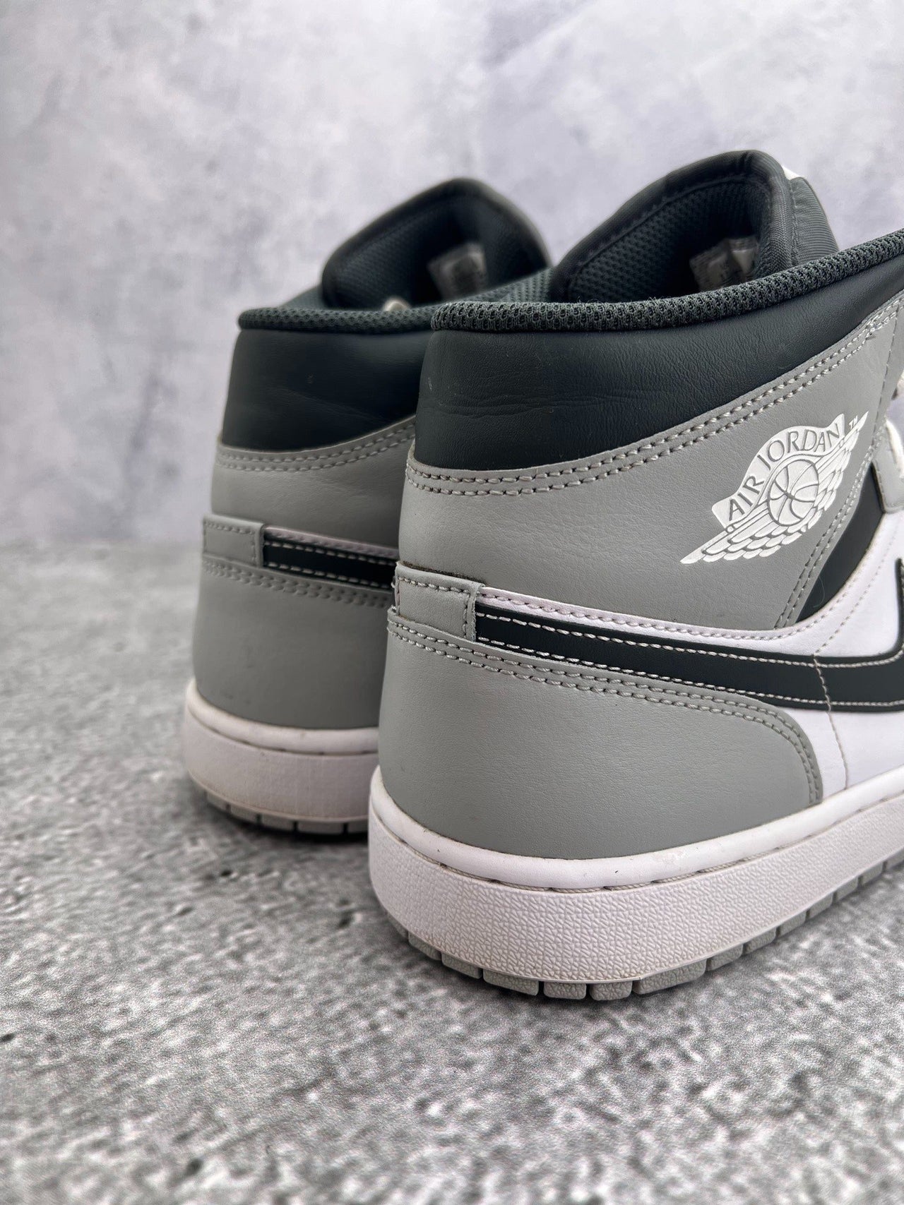 Jordan Air Jordan 1 Mid Light Smoke Grey — buty sportowe męskie w bardzo dobrym stanie rozmiar 44.5, wewnętrzny panel prawego buta