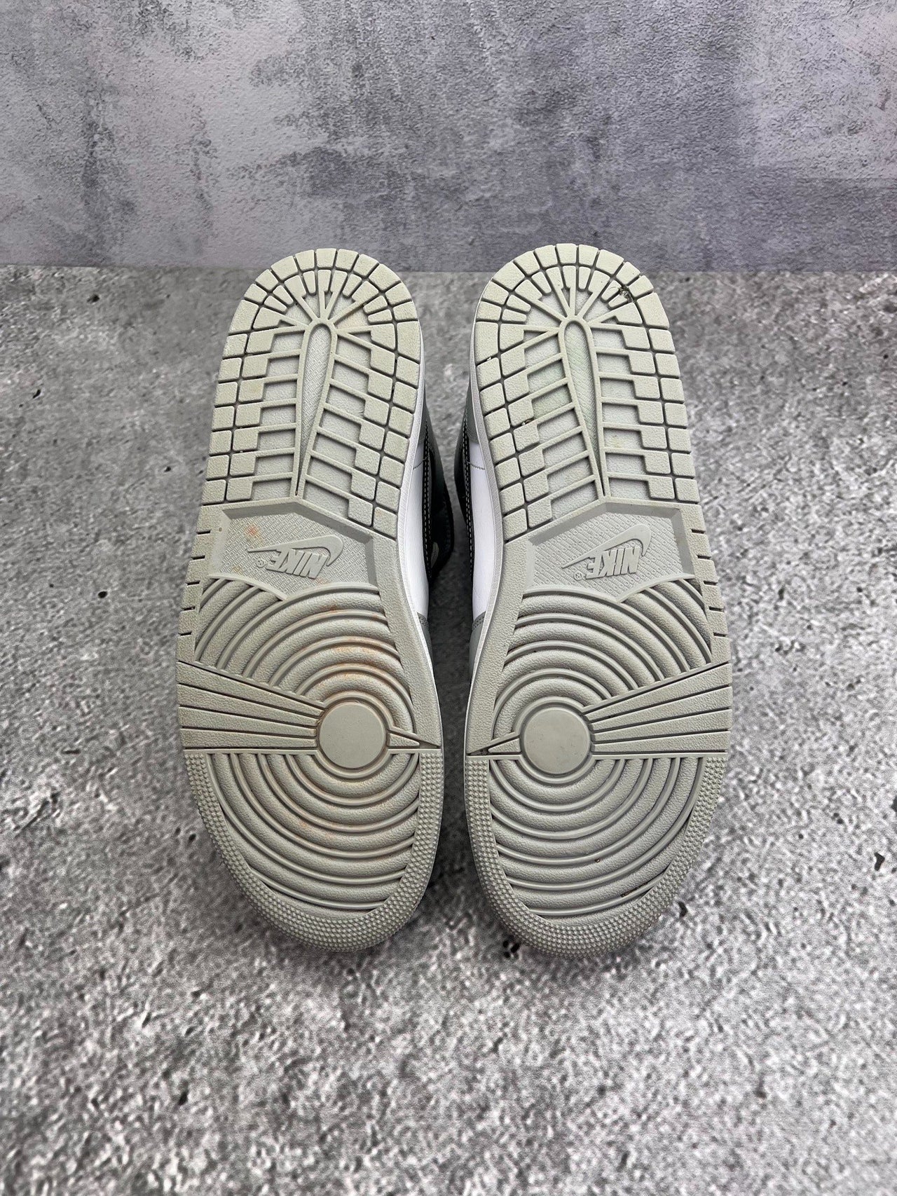 Jordan Air Jordan 1 Mid Light Smoke Grey — buty sportowe męskie w bardzo dobrym stanie rozmiar 44.5, widok z tyłu