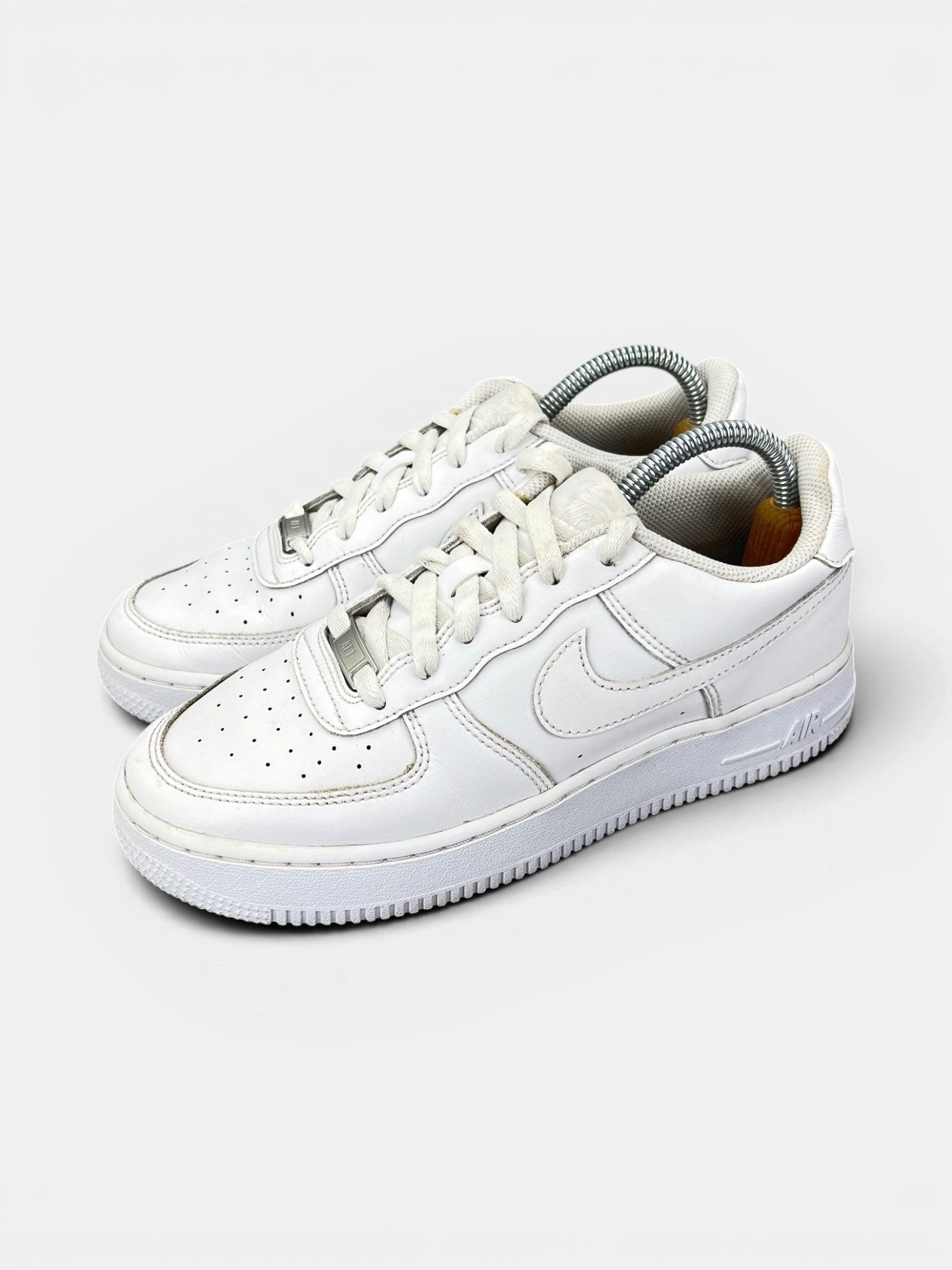Nike Air Force 1 Low Triple White — buty sportowe damskie w bardzo dobrym stanie rozmiar 39, widok z boku
