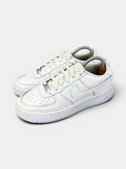 Nike Air Force 1 Low Triple White — buty sportowe damskie w bardzo dobrym stanie rozmiar 39, widok z boku