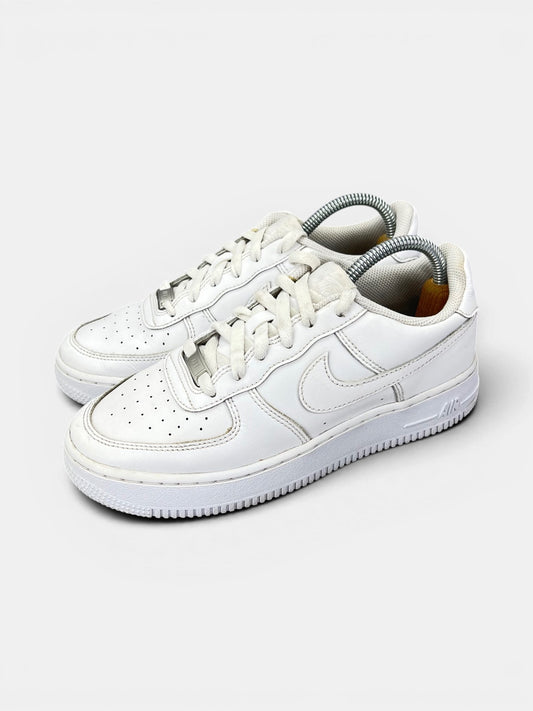 Nike Air Force 1 Low Triple White — buty sportowe damskie w bardzo dobrym stanie rozmiar 39, widok z boku