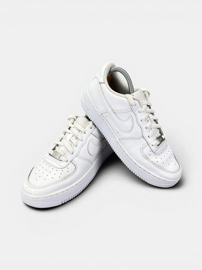 Nike Air Force 1 Low Triple White — buty sportowe damskie w bardzo dobrym stanie rozmiar 39, boczny profil