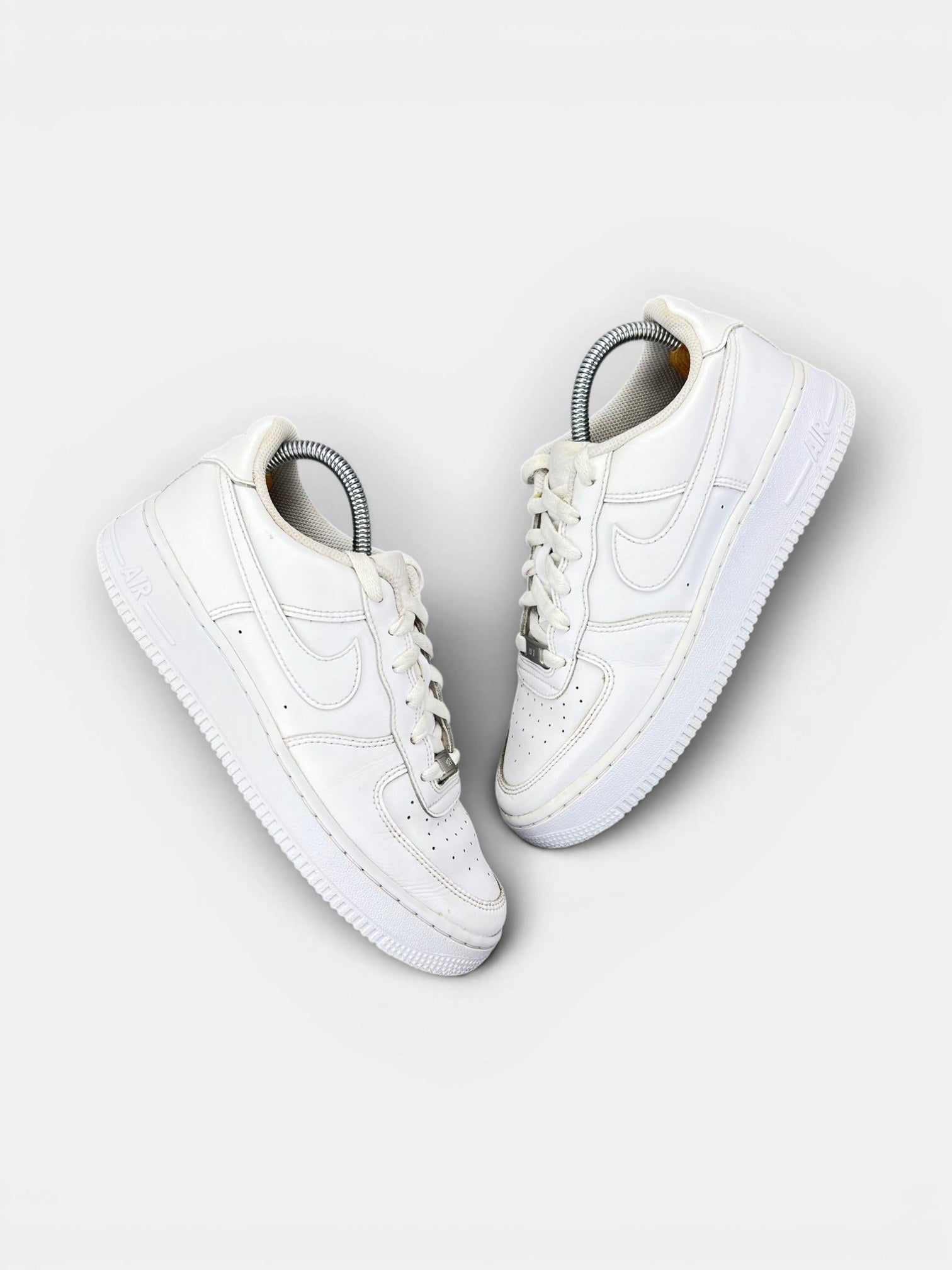 Nike Air Force 1 Low Triple White — buty sportowe damskie w bardzo dobrym stanie rozmiar 39, widok z góry na zewnętrzną stronę butów