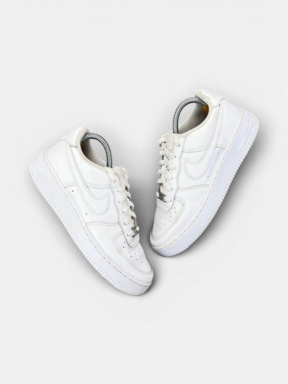 Nike Air Force 1 Low Triple White — buty sportowe damskie w bardzo dobrym stanie rozmiar 39, widok z góry na zewnętrzną stronę butów