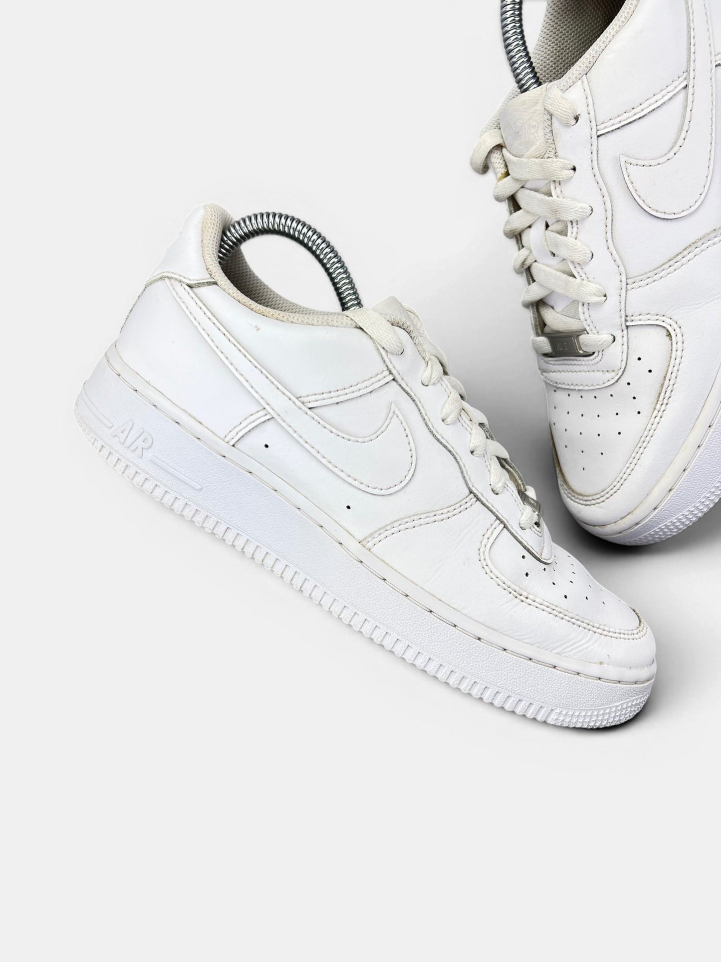 Nike Air Force 1 Low Triple White — buty sportowe damskie w bardzo dobrym stanie rozmiar 39, zewnętrzny panel prawego buta