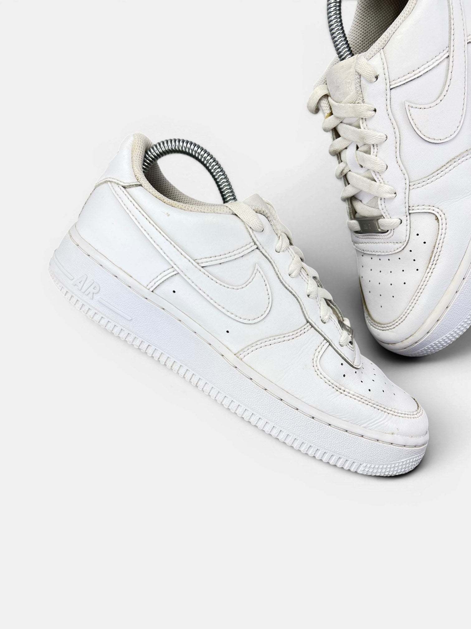 Nike Air Force 1 Low Triple White — buty sportowe damskie w bardzo dobrym stanie rozmiar 39, zewnętrzny panel prawego buta
