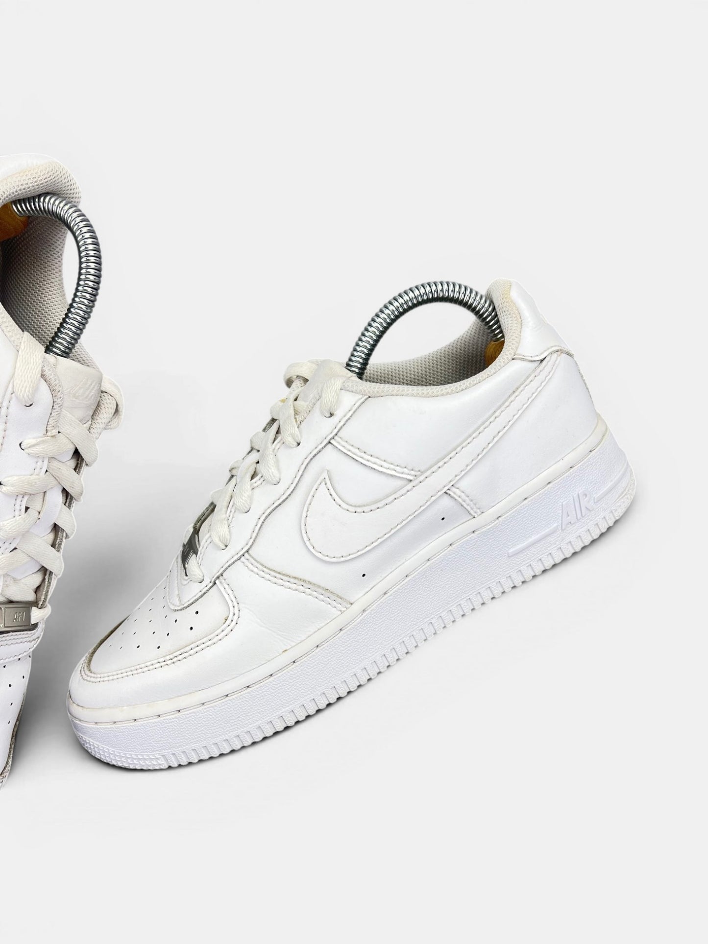 Nike Air Force 1 Low Triple White — buty sportowe damskie w bardzo dobrym stanie rozmiar 39, zewnętrzny panel lewego buta