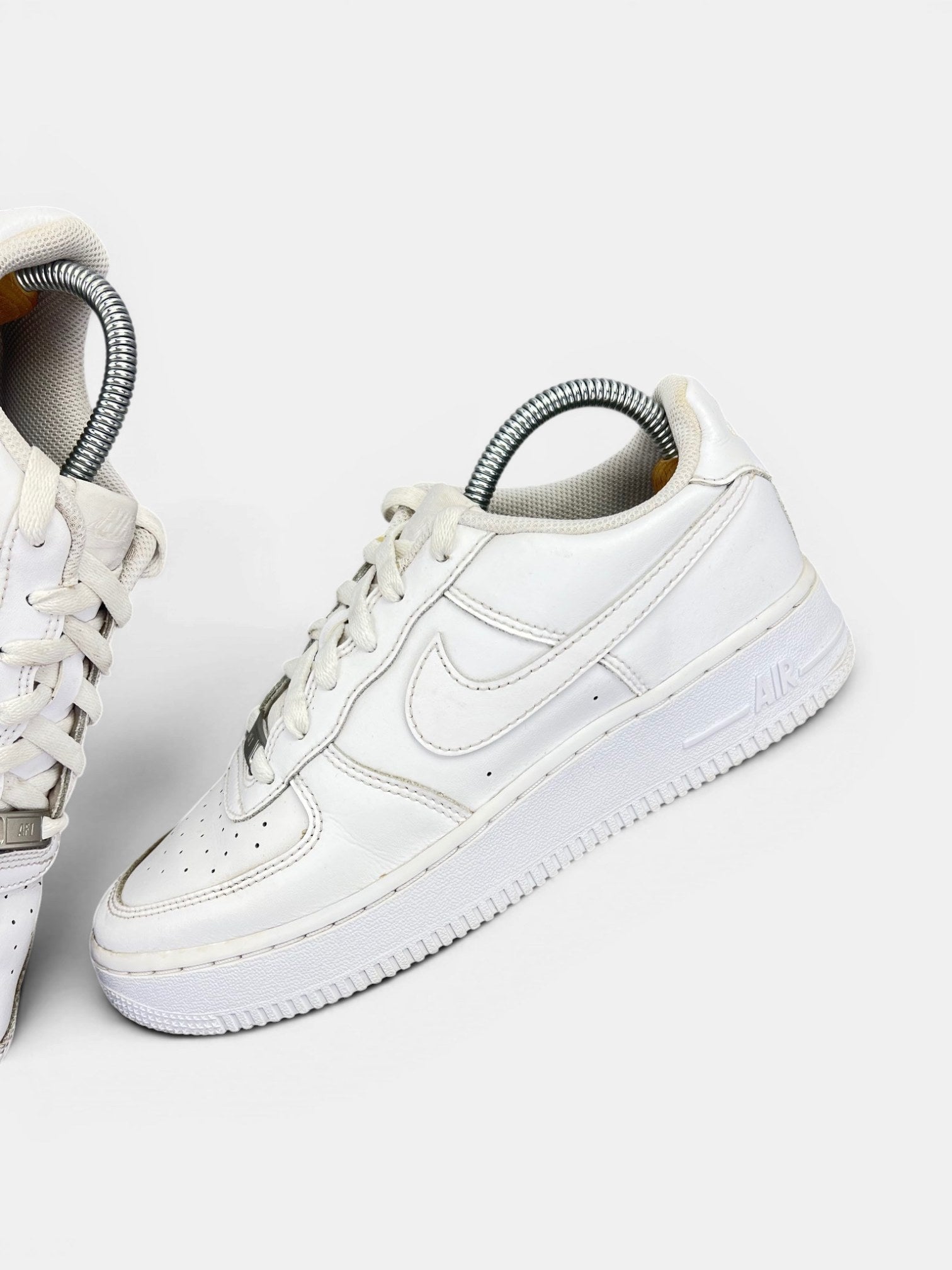Nike Air Force 1 Low Triple White — buty sportowe damskie w bardzo dobrym stanie rozmiar 39, zewnętrzny panel lewego buta