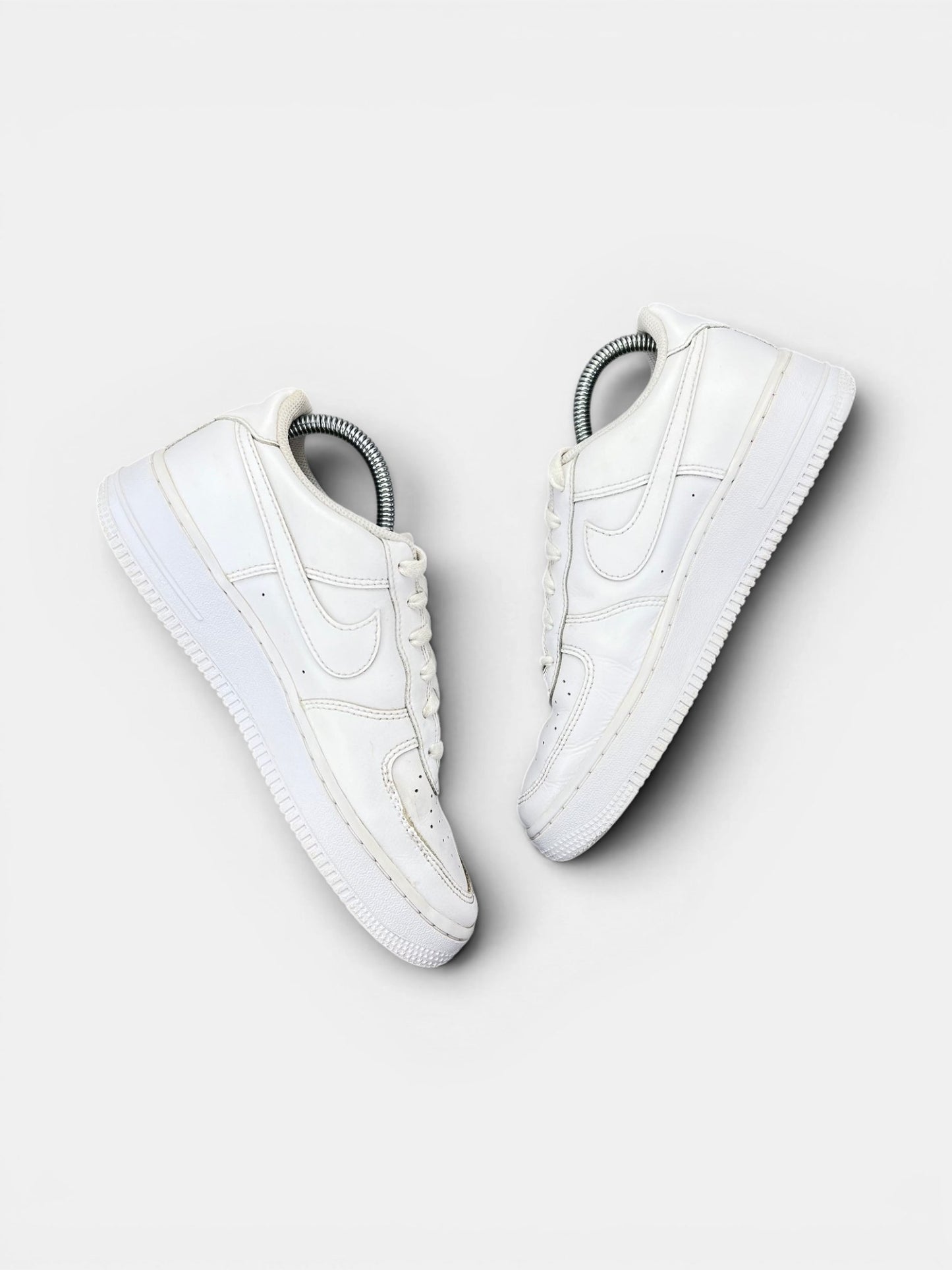 Nike Air Force 1 Low Triple White — buty sportowe damskie w bardzo dobrym stanie rozmiar 39, widok z góry na wewnętrzną stronę butów