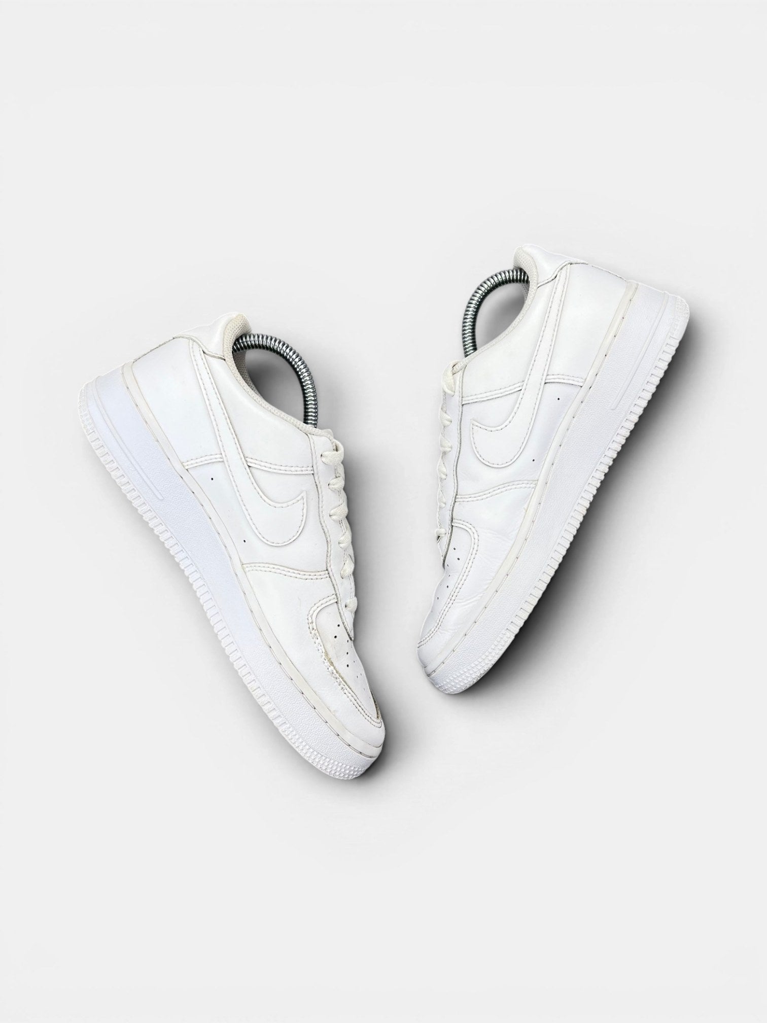 Nike Air Force 1 Low Triple White — buty sportowe damskie w bardzo dobrym stanie rozmiar 39, widok z góry na wewnętrzną stronę butów