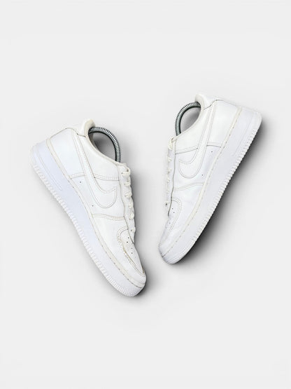 Nike Air Force 1 Low Triple White — buty sportowe damskie w bardzo dobrym stanie rozmiar 39, widok z góry na wewnętrzną stronę butów