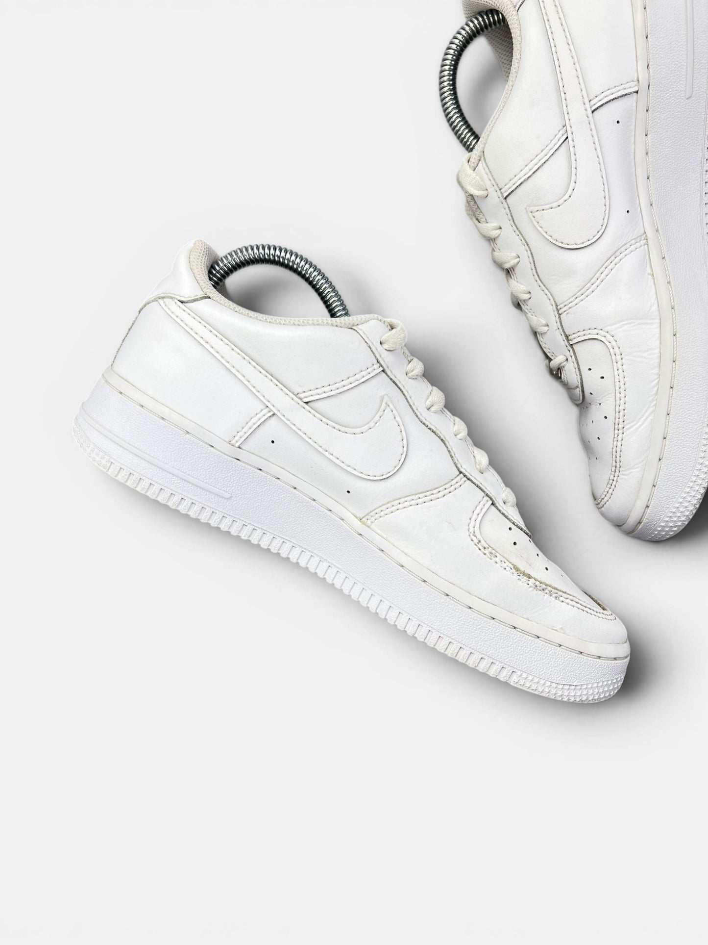 Nike Air Force 1 Low Triple White — buty sportowe damskie w bardzo dobrym stanie rozmiar 39, wewnętrzny panel lewego buta