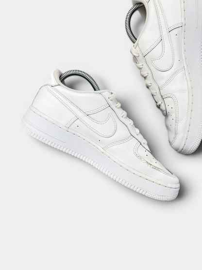 Nike Air Force 1 Low Triple White — buty sportowe damskie w bardzo dobrym stanie rozmiar 39, wewnętrzny panel lewego buta
