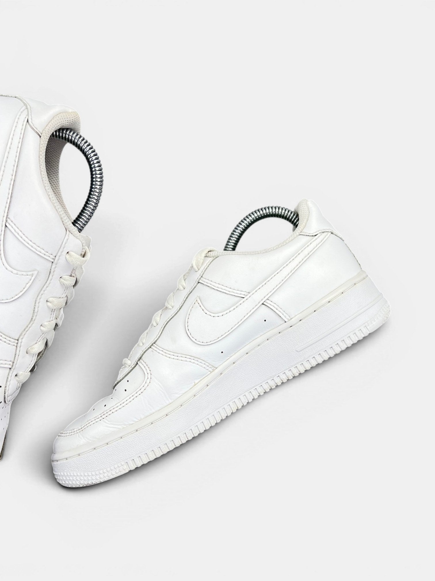 Nike Air Force 1 Low Triple White — buty sportowe damskie w bardzo dobrym stanie rozmiar 39, wewnętrzny panel prawego buta