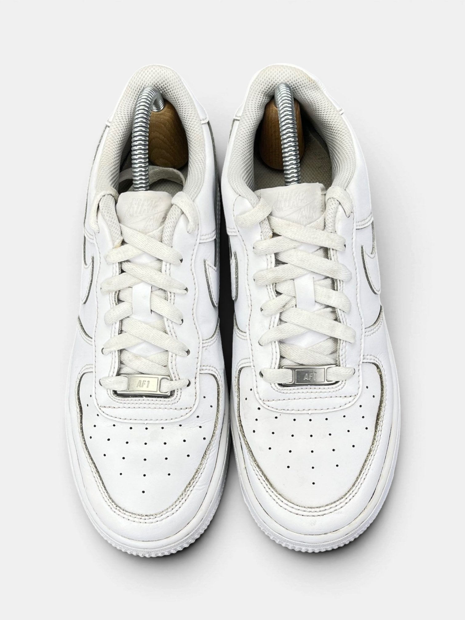 Nike Air Force 1 Low Triple White — buty sportowe damskie w bardzo dobrym stanie rozmiar 39, widok z góry