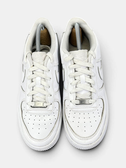 Nike Air Force 1 Low Triple White — buty sportowe damskie w bardzo dobrym stanie rozmiar 39, widok z góry