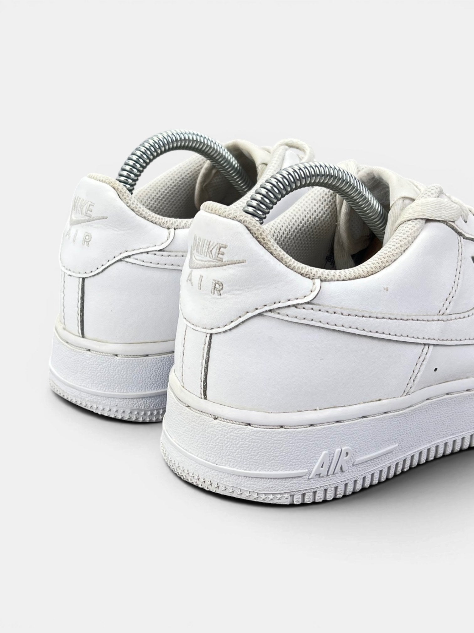 Nike Air Force 1 Low Triple White — buty sportowe damskie w bardzo dobrym stanie rozmiar 39, widok z tyłu