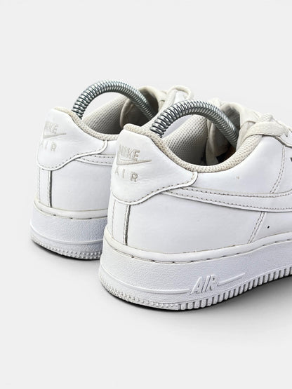 Nike Air Force 1 Low Triple White — buty sportowe damskie w bardzo dobrym stanie rozmiar 39, widok z tyłu