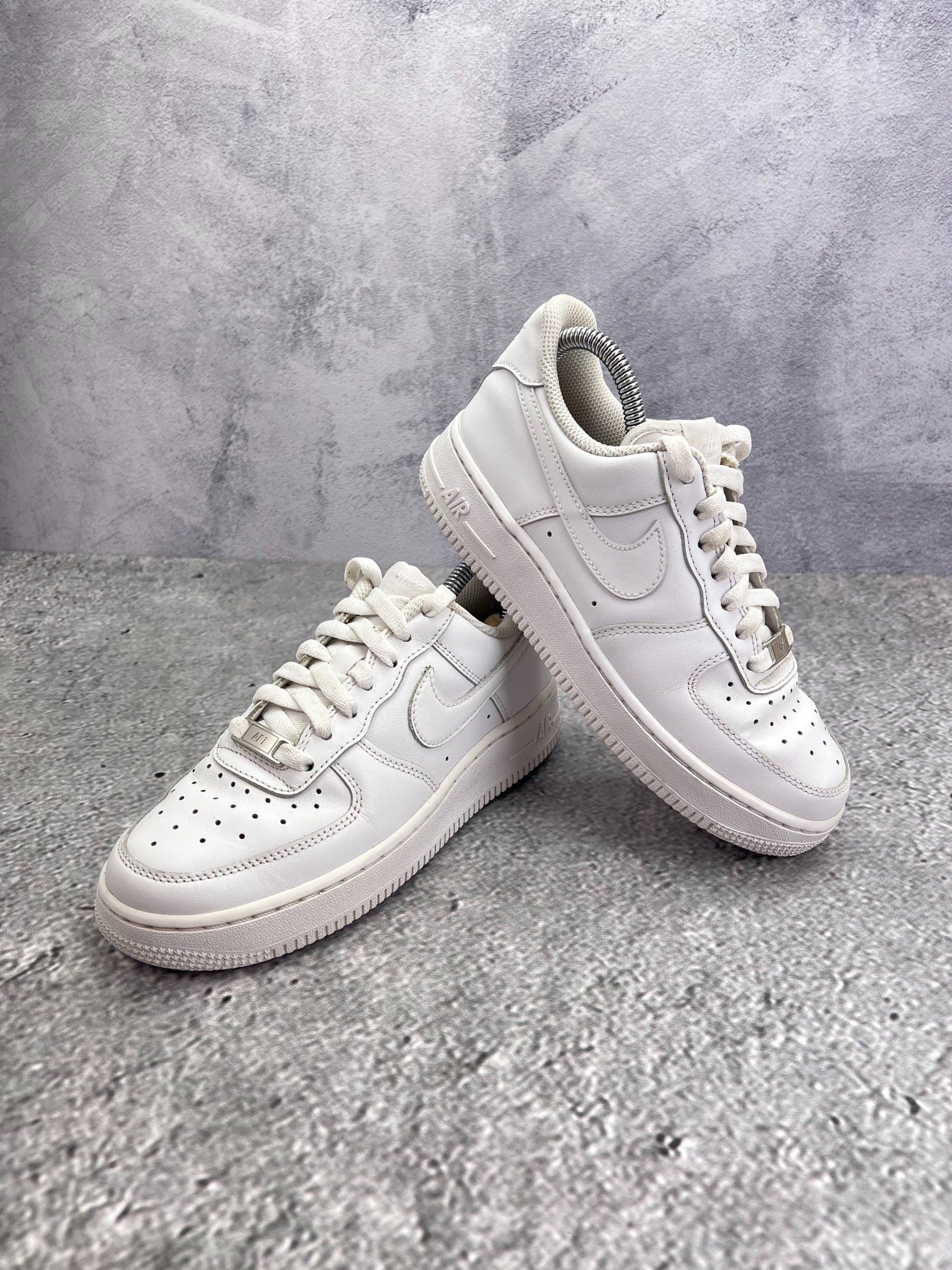 Nike Air Force 1 Low Triple White — buty sportowe damskie w bardzo dobrym stanie rozmiar 36.5, boczny profil