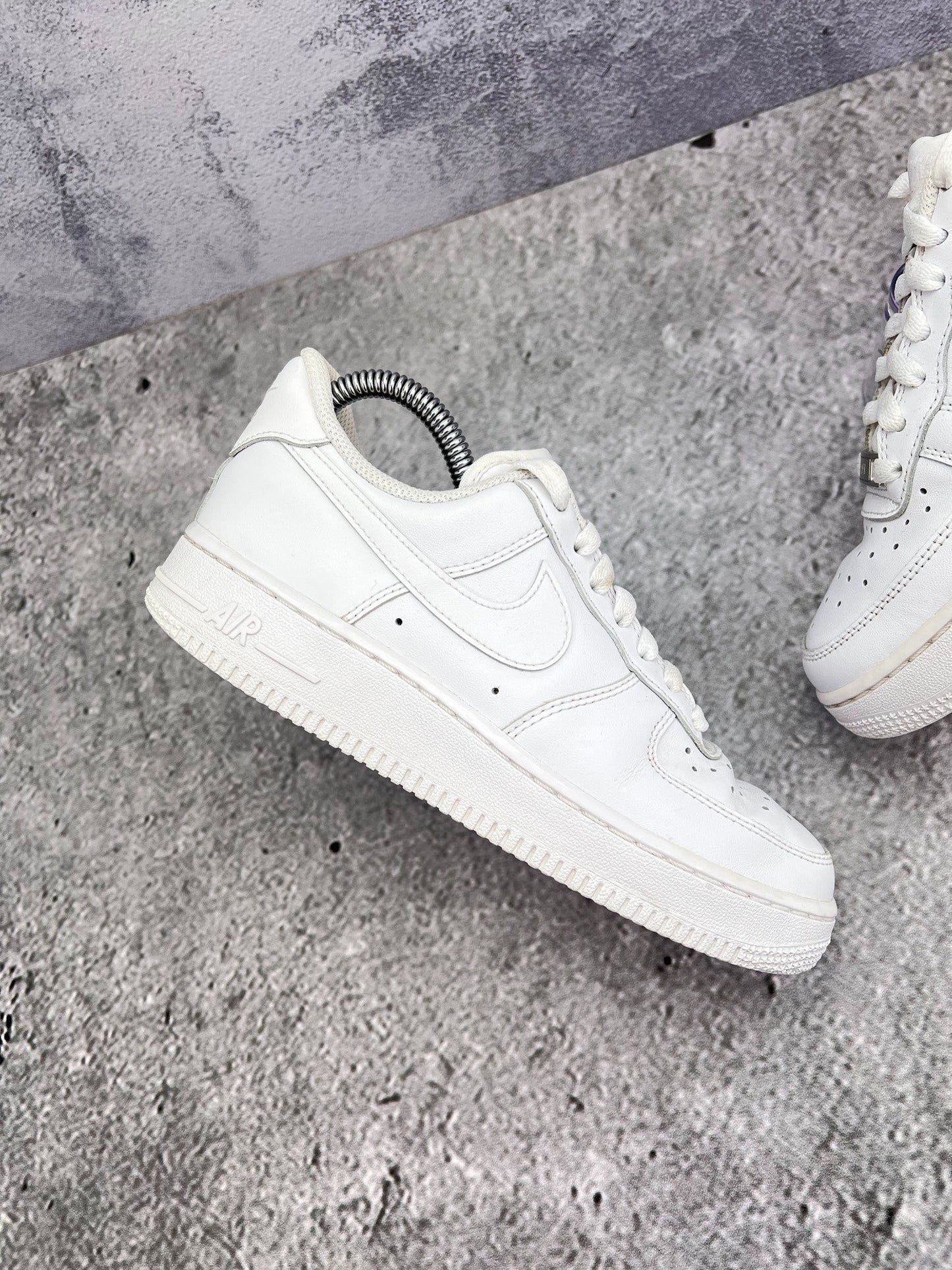 Nike Air Force 1 Low Triple White — buty sportowe damskie w bardzo dobrym stanie rozmiar 36.5, zewnętrzny panel prawego buta