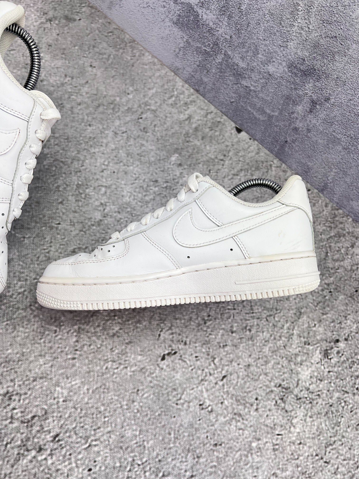 Nike Air Force 1 Low Triple White — buty sportowe damskie w bardzo dobrym stanie rozmiar 36.5, wewnętrzny panel prawego buta