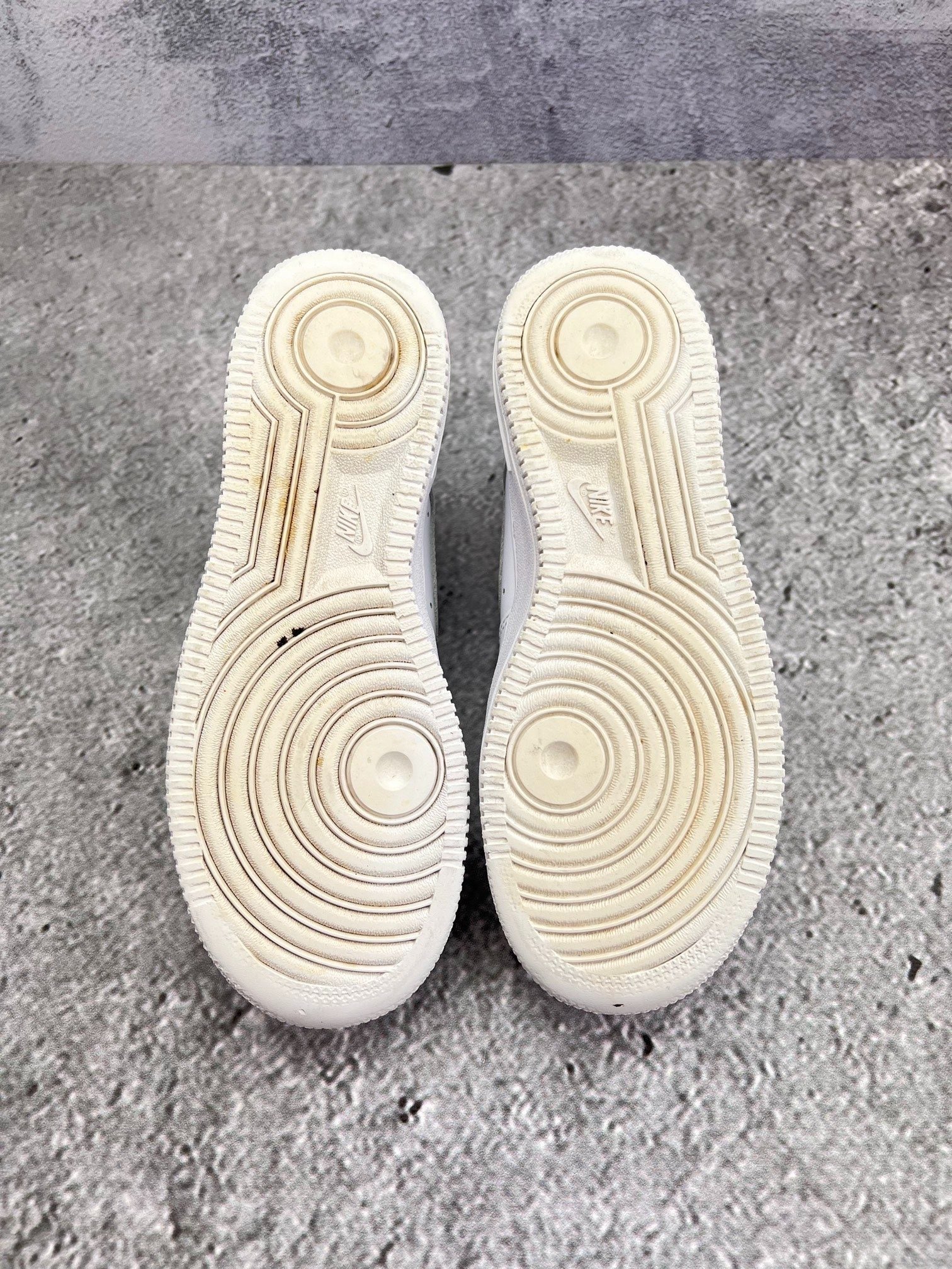 Nike Air Force 1 Low Triple White — buty sportowe damskie w bardzo dobrym stanie rozmiar 36.5, podeszwa
