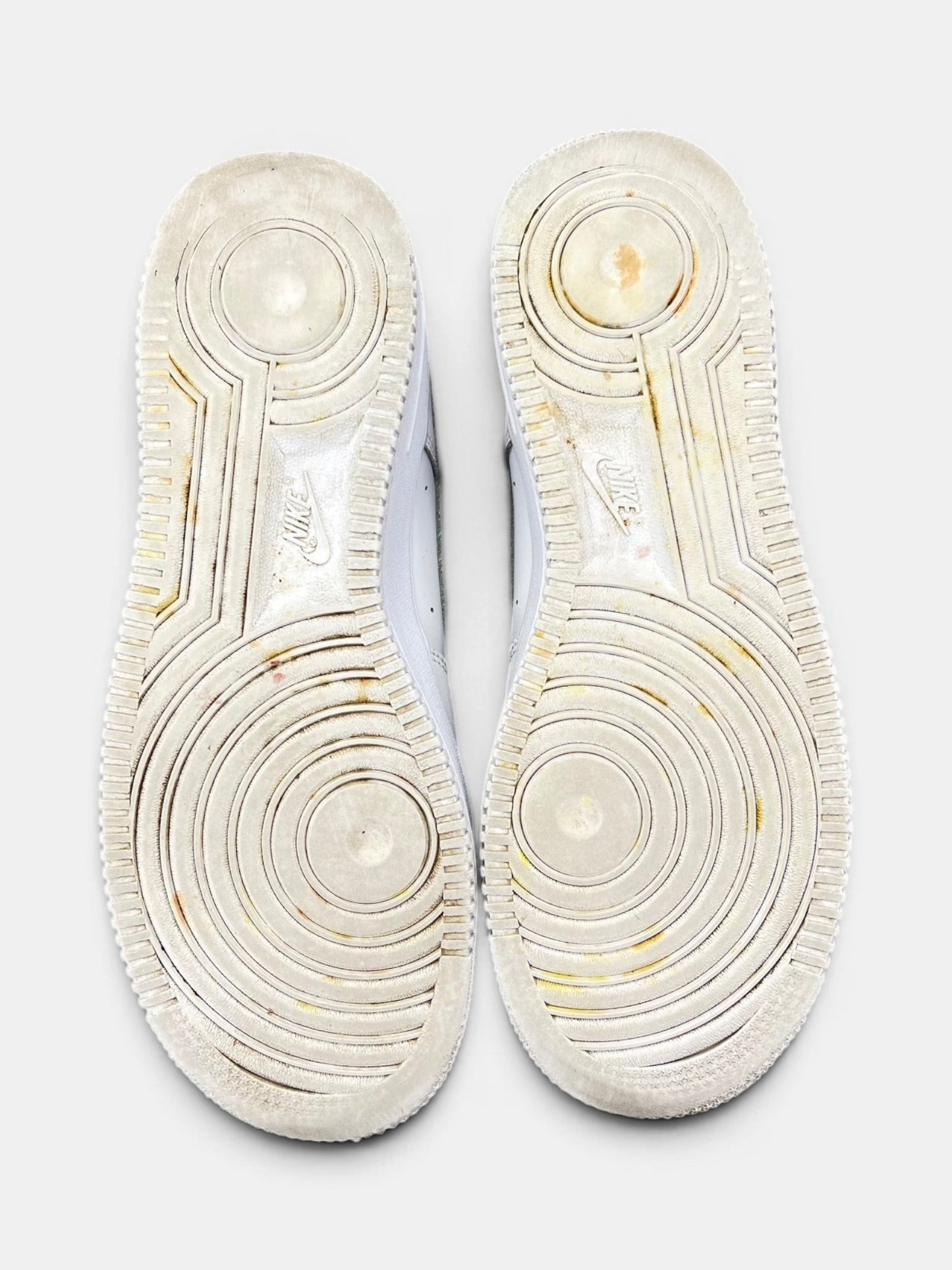 Nike Air Force 1 Low Triple White — buty sportowe damskie w bardzo dobrym stanie rozmiar 39, podeszwa
